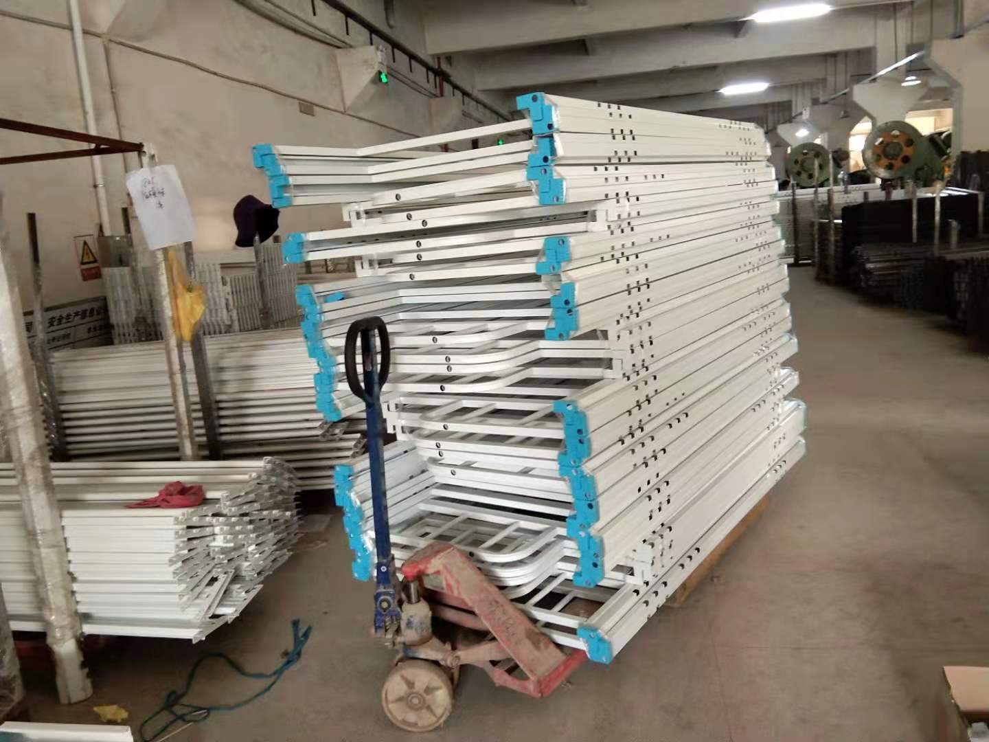 署假之際，我們正在做學(xué)校宿舍雙層鐵床！